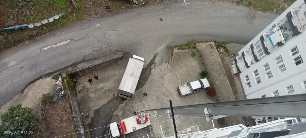 Trabzon Sürmene evden eve taşımacılık Sürmene'nin engebeli coğrafyasında asansörlü evden eve nakliyat hizmeti 9. kata asansörümüzü kurduk kamyonumuzu asansörümüze yanaştırdık.