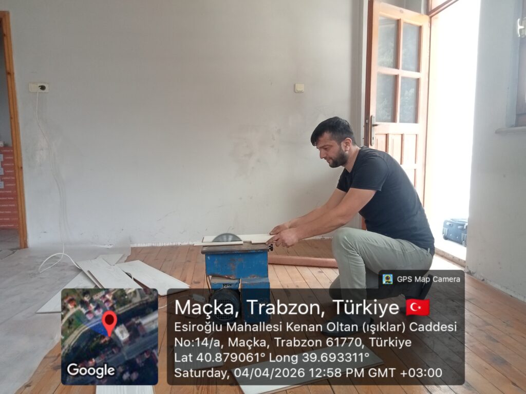 Güneş dekorasyon işbirliği ile laminant parke ustası parke kesiyor Fotoğrafta da maçka konum etiketi var