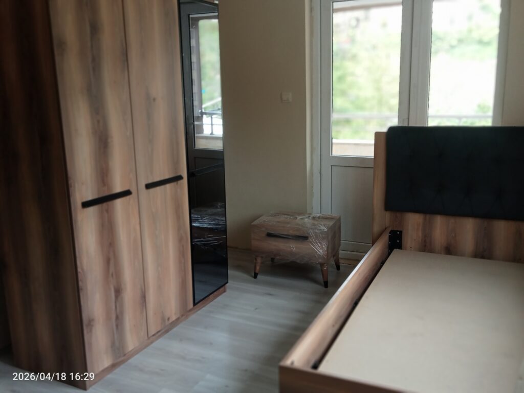 Çaykara Merkez’de Trabzon Çaykara Evden Eve Nakliyat 3 kapılı dolap ve karyola kurulmuş hali