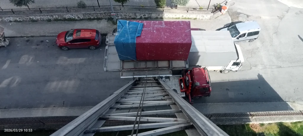 Trabzon evden eve nakliyat asansörlü taşımacılık ile paketlenmiş buzdolabı asansör ile iniyor