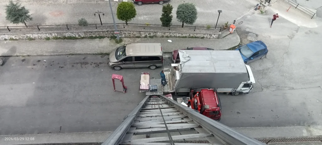 Trabzon evden eve nakliyat hizmetleri personel taşımacılık hizmetleri asansör ve kamyonun balkondan görüntüsü