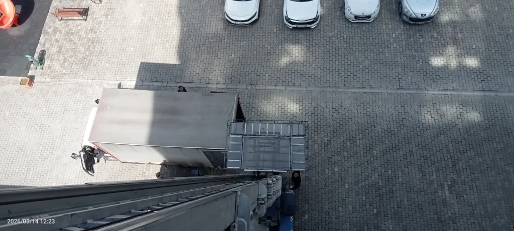 Trabzon Araklı asansörlü evden eve nakliyat hızlı ve güvenli taşımacılığı gösteren asansör ve nakliye kamyonunun olduğu görsel