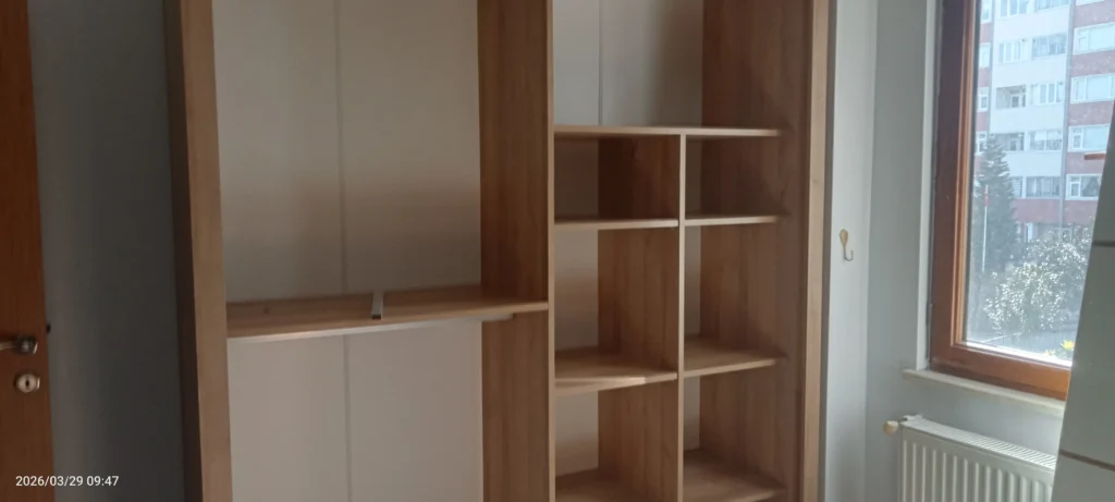 Trabzon Araklı evden eve nakliyat mobilya montajı 4 kapılı dolap kurulumundan bir kare.