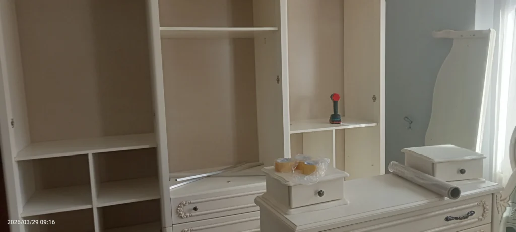 Trabzon Araklı evden eve nakliyat: ​Profesyonel Mobilya Montaj İşçiliği kapakları takılmamış 6 kapılı dolap görseli