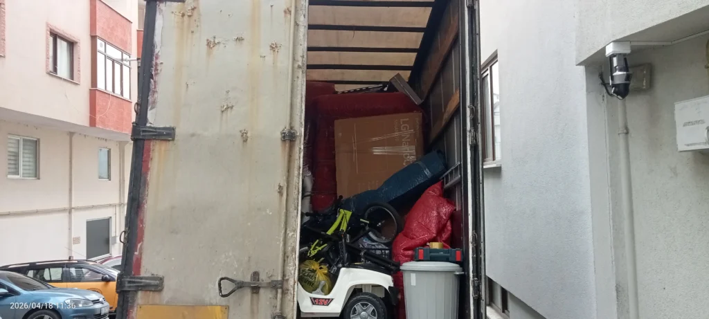 Trabzon Erdoğdu nakliyat sürecinde araç içi profesyonel eşya istifleme çalışması