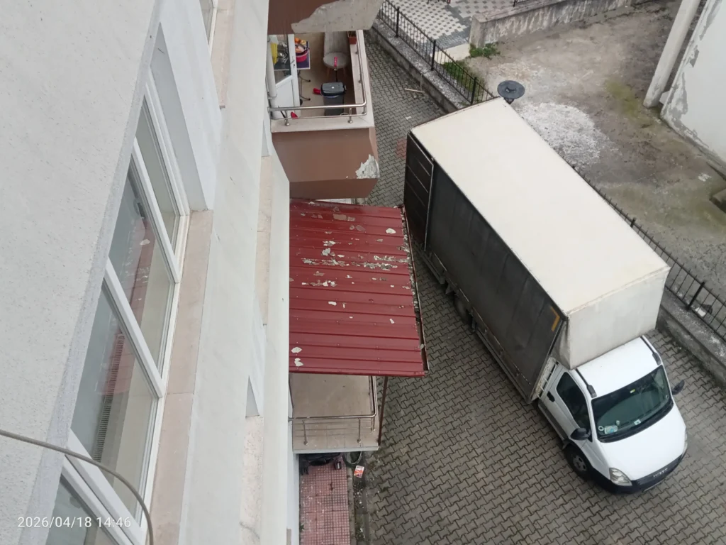 Trabzon Erdoğdu evden eve nakliyat sürecinde balkon mesafesi nedeniyle asansör kurulamayan binada profesyonel manuel taşıma çalışması."