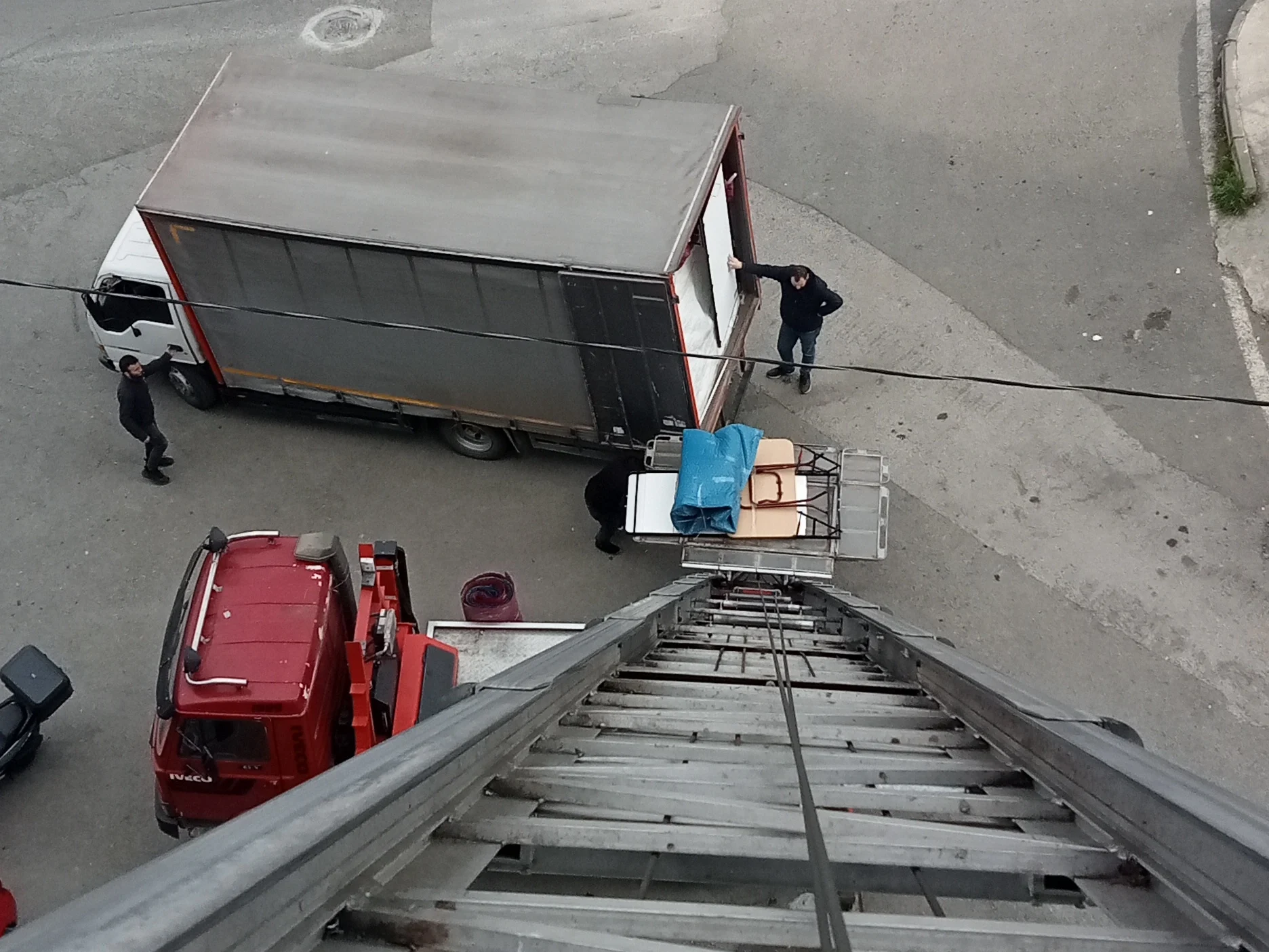 Trabzon Ortahisar evden eve nakliyat Atmaca Nakliyat asansörlü evden eve nakliyat hizmeti asansörden eşya çıkartılıyor