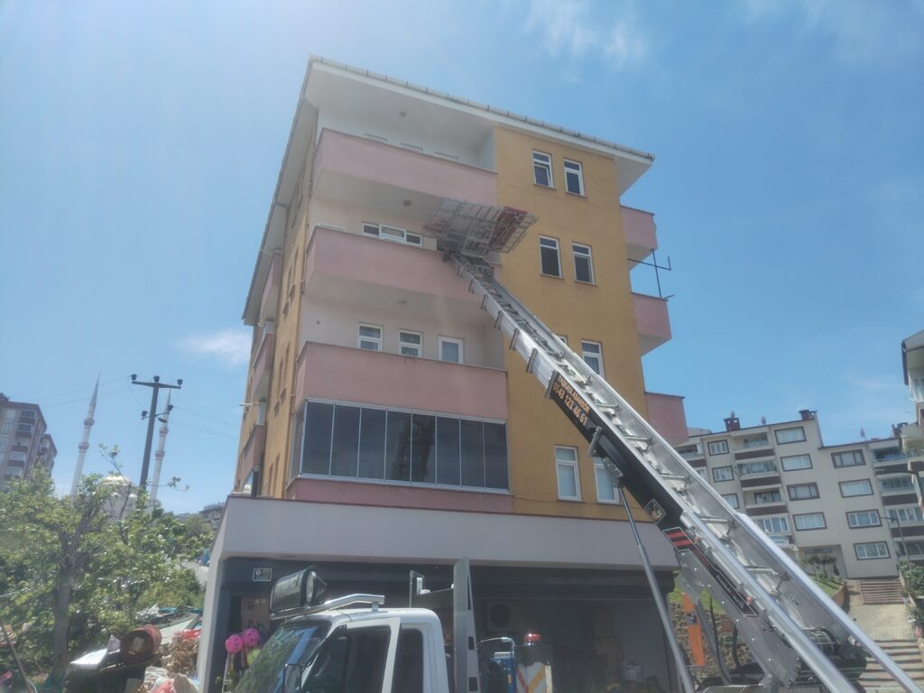 ​Trabzon Ortahisar Pelitli Asansörlü Evden Eve Nakliyat Asansör ile güvenli eşya indirme. Görselde asansörle eşya çıkartılıyor