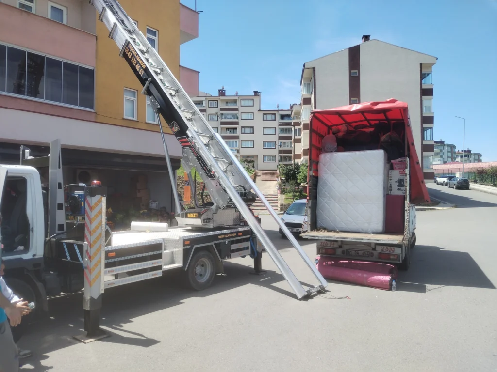 Trabzon Ortahisar Pelitli Evden Eve Nakliyat Kamyon ve asansör taşıma sırasında bir kare