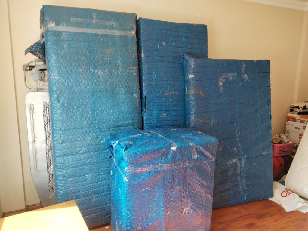 Trabzon Ortahisar Pelitli Evden Eve Nakliyat: Mavi köpükle paketlenmiş bazalar ve komidin